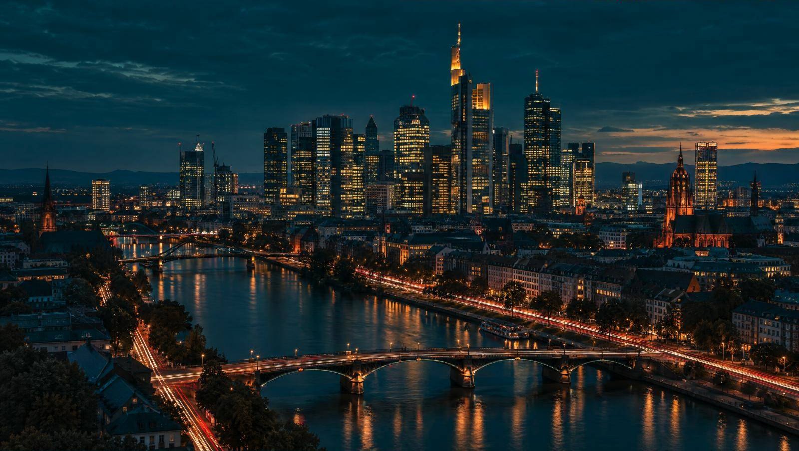 Frankfurter Skyline und Main in der Abenddämmerung